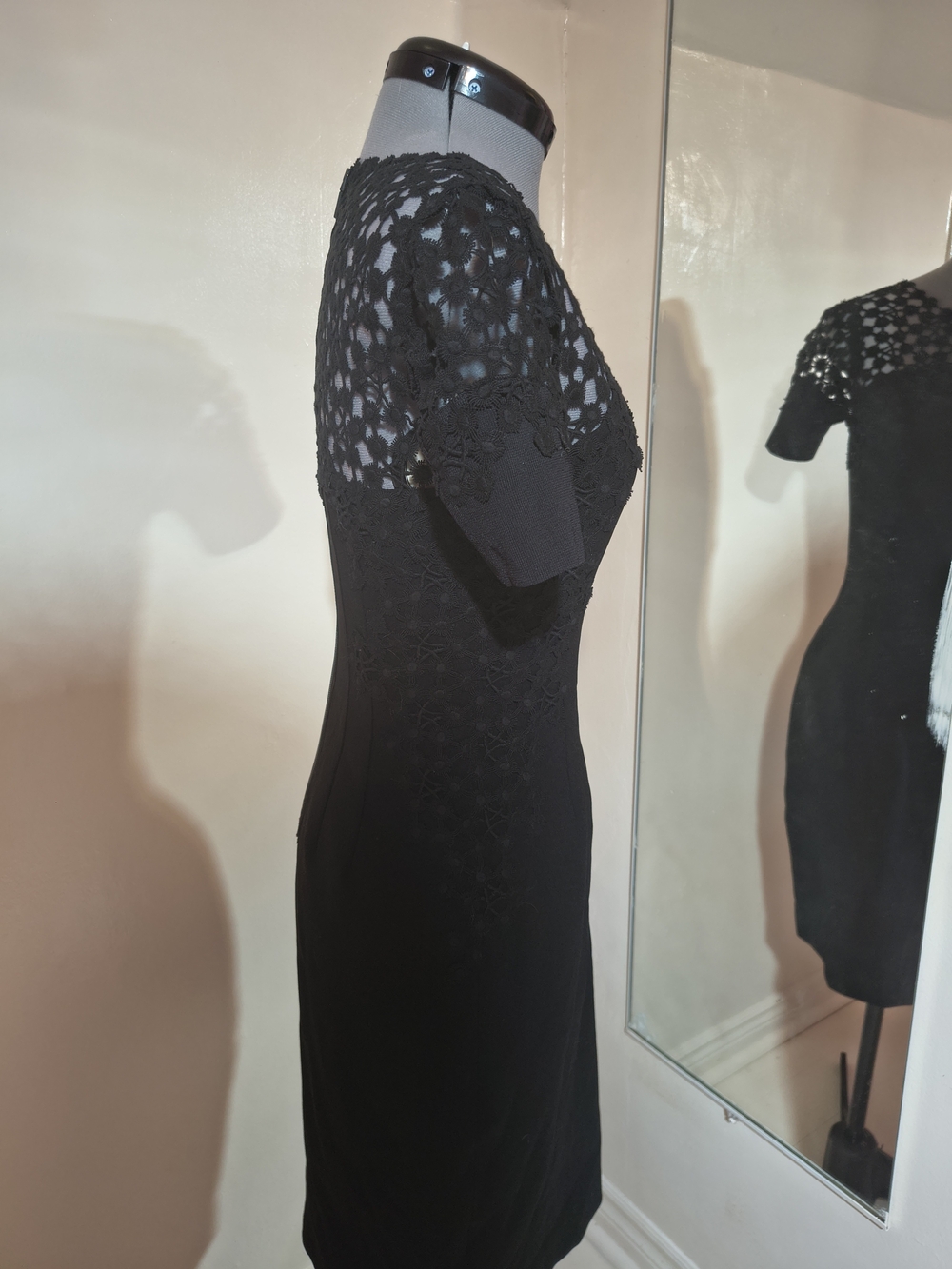 Elie Tahari Black Laced-Yoke Midi Sheath Dress - Picture 4 of 16